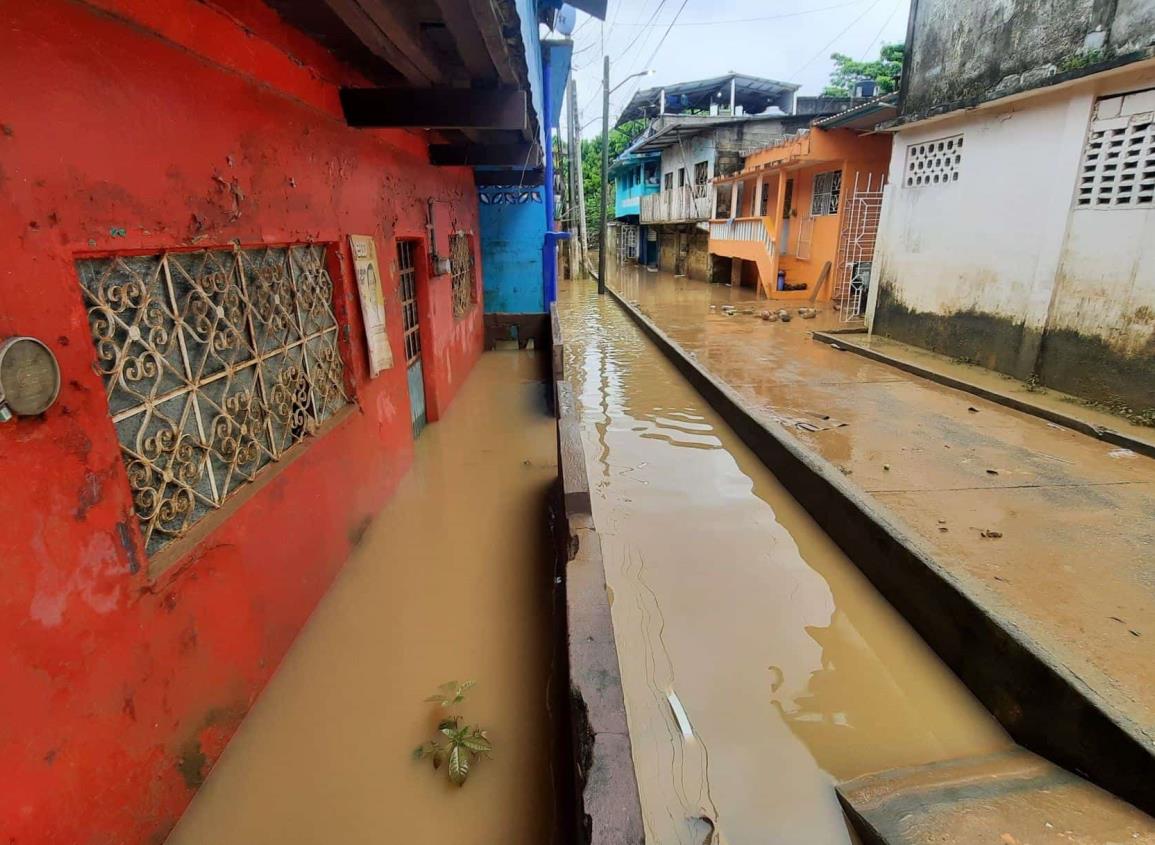 Vecinos de la colonia El Centro fueron sorprendido por desbordamiento del río Agua Dulce | VIDEO