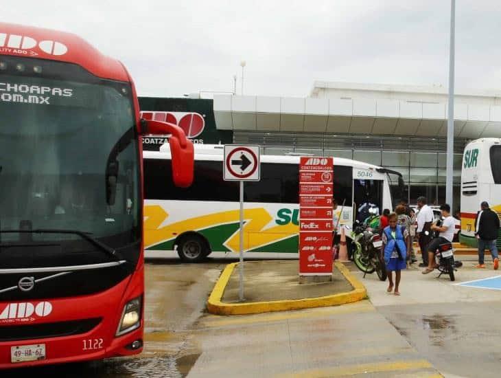 Tras intensas lluvias habilitan zona de abordaje improvisada en la Central Camionera de Coatzacoalcos