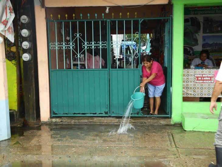 En la madrugada se inundó su casa; entre lágrimas mujer narra las afectaciones por las lluvias en Coatzacoalcos I VIDEO