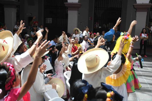 Ricardo Ahued refrenda compromiso con la niñez de Xalapa