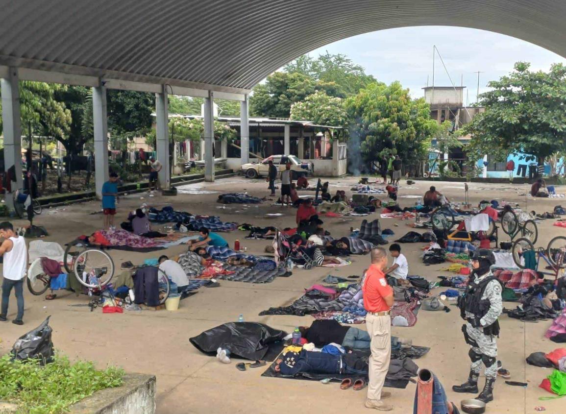 Lluvias impiden avance de caravana de migrantes por el sur de Veracruz 