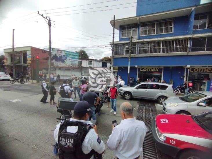 Calle secuestrada en Orizaba por padres en doble fila; vecinos protestan