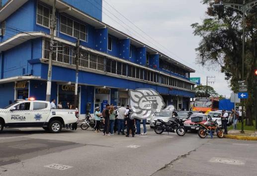 Calle secuestrada en Orizaba por padres en doble fila; vecinos protestan
