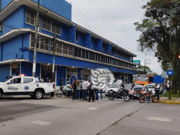 Calle secuestrada en Orizaba por padres en doble fila; vecinos protestan