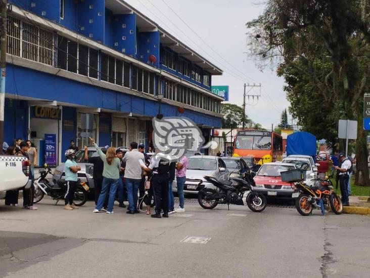 Calle secuestrada en Orizaba por padres en doble fila; vecinos protestan