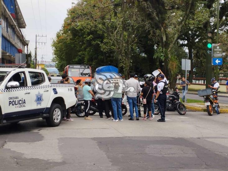 Calle secuestrada en Orizaba por padres en doble fila; vecinos protestan