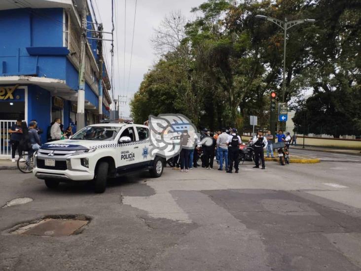 Calle secuestrada en Orizaba por padres en doble fila; vecinos protestan