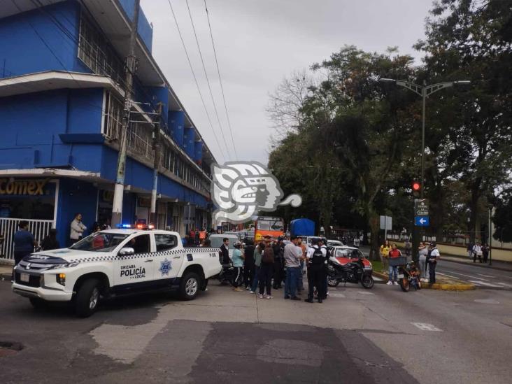 Calle secuestrada en Orizaba por padres en doble fila; vecinos protestan