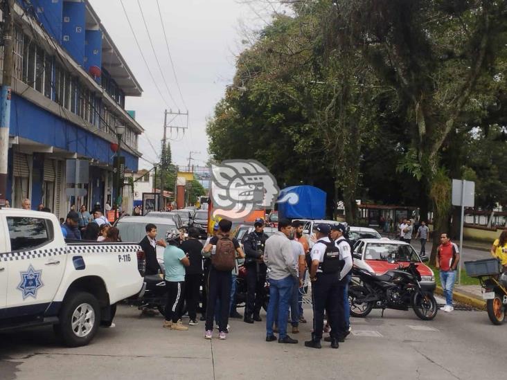 Calle secuestrada en Orizaba por padres en doble fila; vecinos protestan