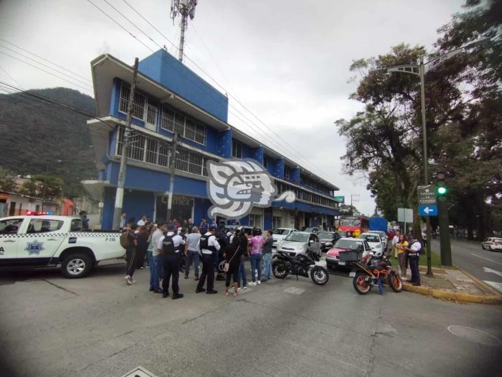 Calle secuestrada en Orizaba por padres en doble fila; vecinos protestan