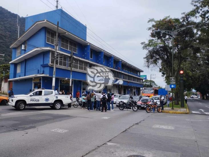 Calle secuestrada en Orizaba por padres en doble fila; vecinos protestan