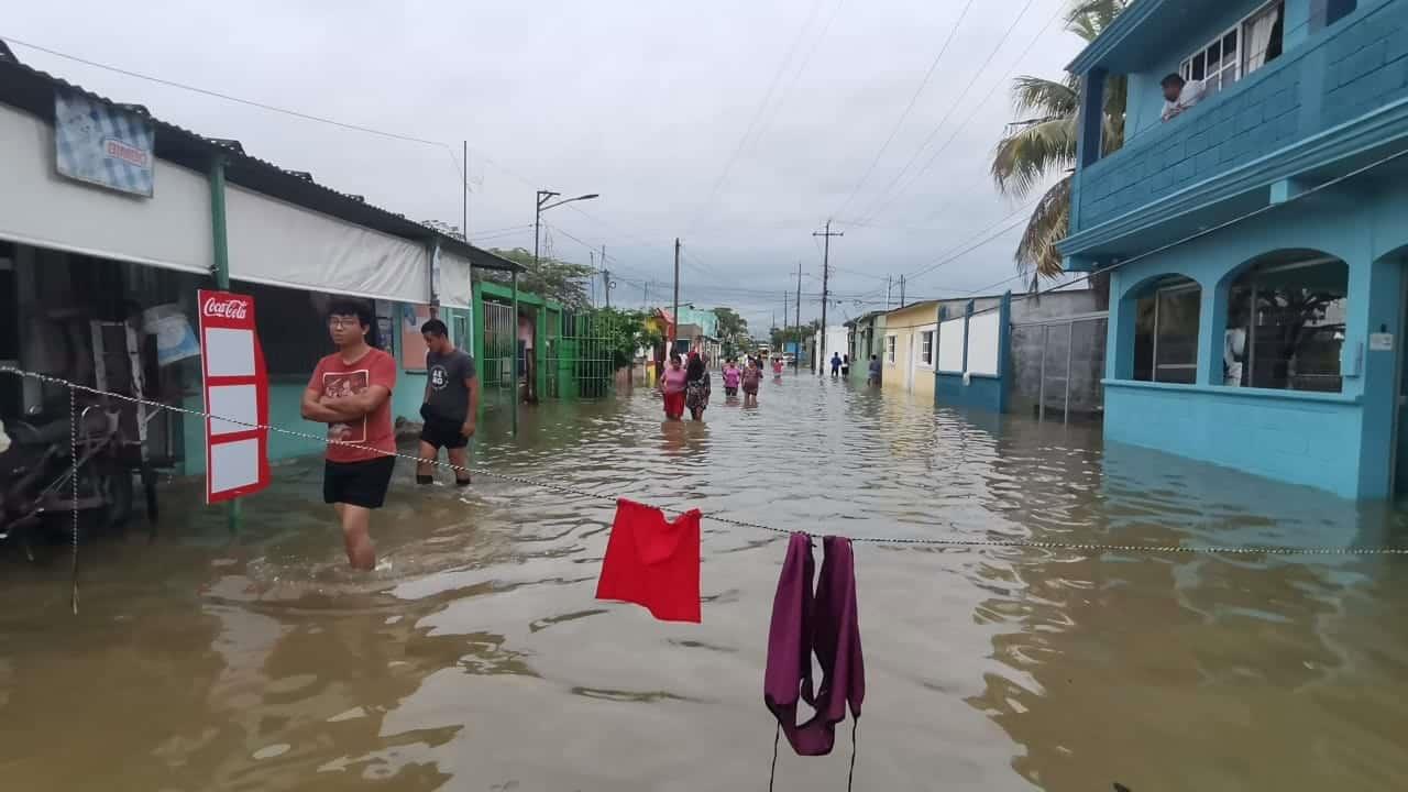 Familias de Nanchital permanecen bajo el agua | VIDEO