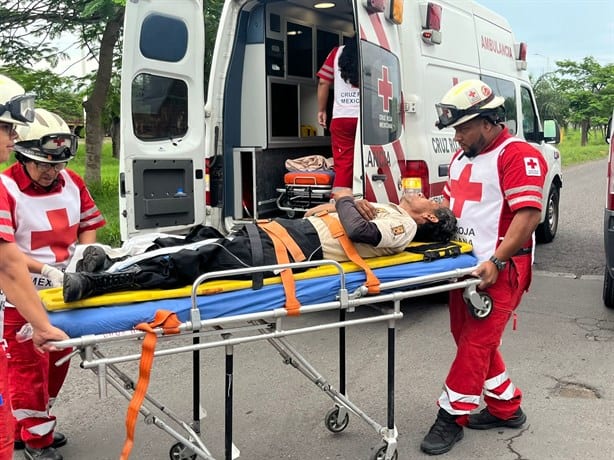 Motociclista choca contra tráiler en Nuevo Veracruz; resulta con múltiples fracturas | VIDEO