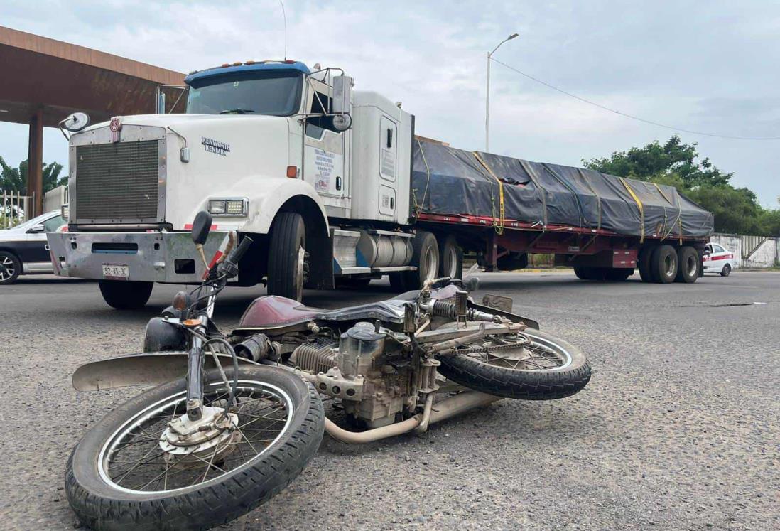 Motociclista choca contra tráiler en Nuevo Veracruz; resulta con múltiples fracturas | VIDEO