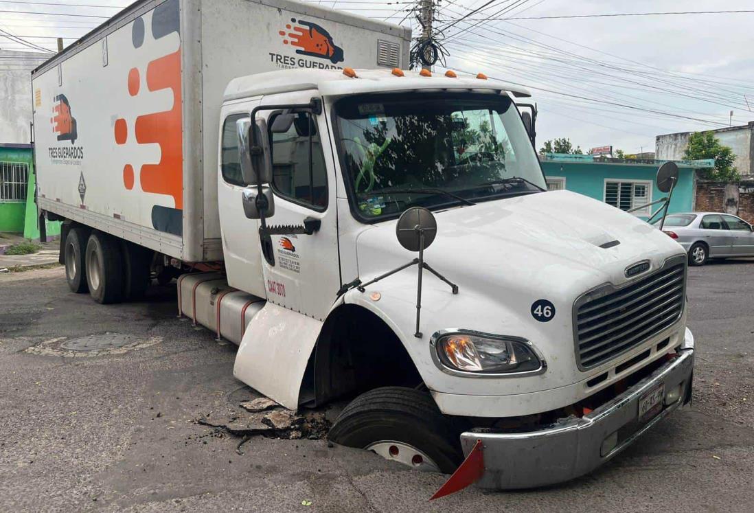 Tractocamión cae a socavón en la colonia Formando Hogar, en Veracruz | VIDEO