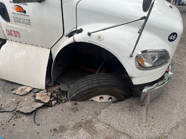 Tractocamión cae a socavón en la colonia Formando Hogar, en Veracruz | VIDEO