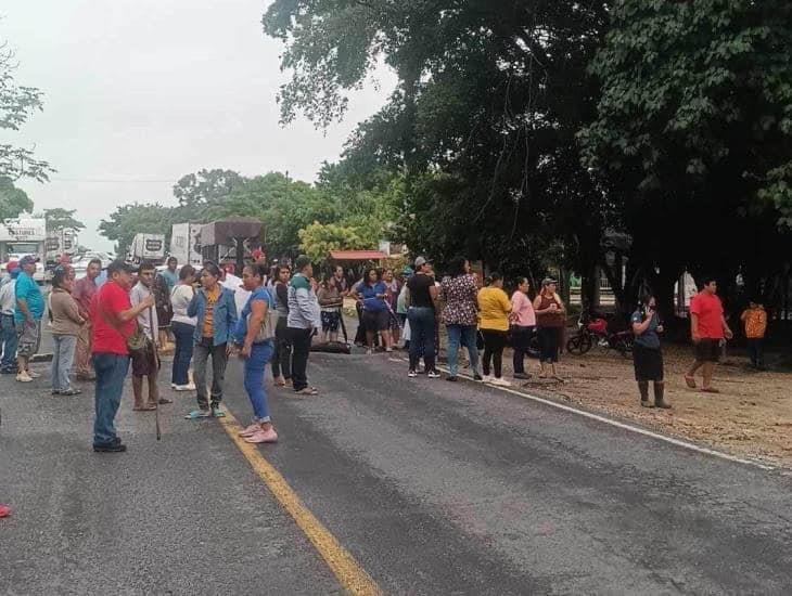 Bloquean la antigua Canticas vecinos de Mapachapa y Carrizal, exigen mejora de vialidades | VIDEO