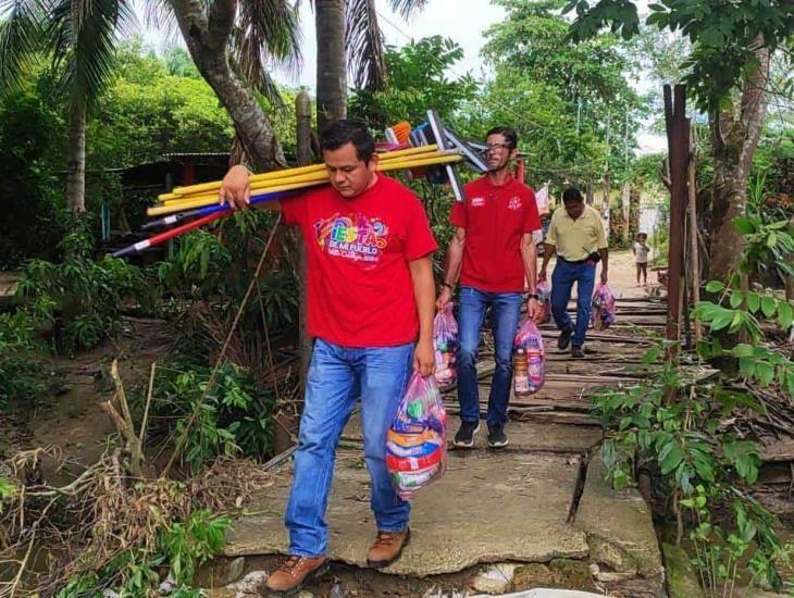 Autoridades de Moloacán llevan apoyos a familias damnificadas por las intensas lluvias