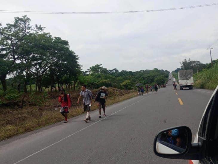 Avanza caravana de migrantes hacia Sayula de Alemán | VIDEO