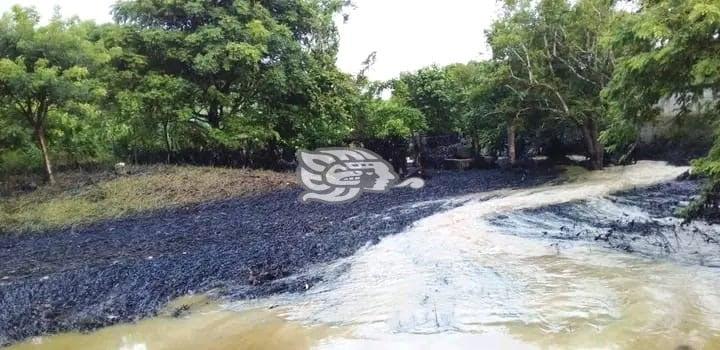 Incontenible, contaminación por derrame de petróleo en Ojital, Papantla