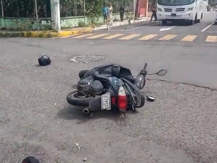 Grave, motociclistas impactado por un taxi en calles de Córdoba