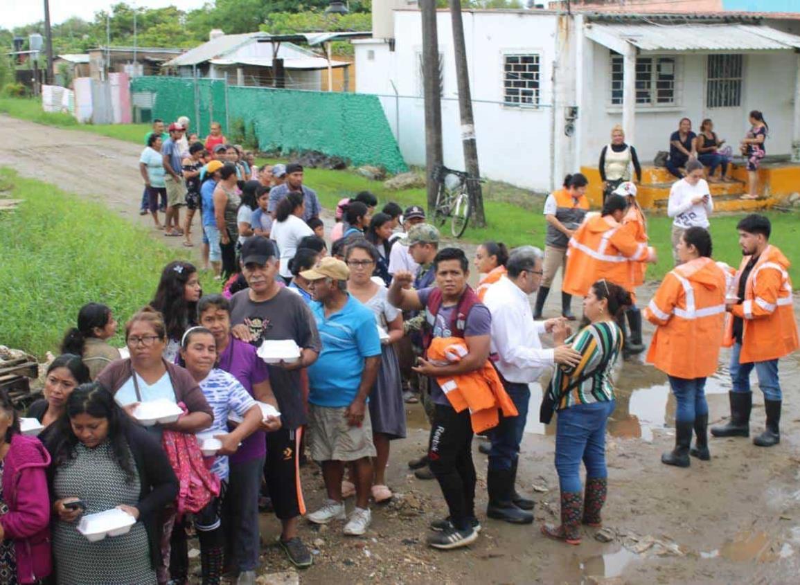 Llevan alimentos calientes y atención médica a zonas afectadas de Coatzacoalcos | VIDEO