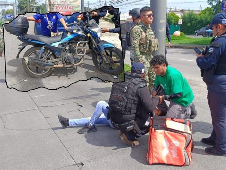 ¡No la vio! Motociclista es atropellada por un automóvil en Córdoba