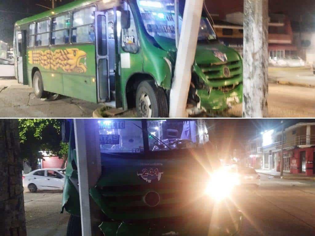 Veloz autobús choca con Mustang e impacta poste en el centro de Coatzacoalcos