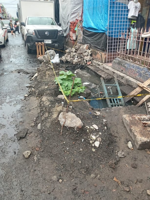 Alertan por "piscina" de aguas negras en zona de mercados en Veracruz