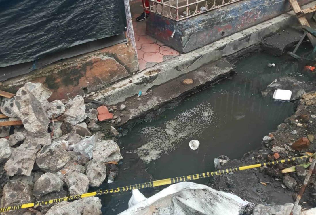 Alertan por "piscina" de aguas negras en zona de mercados en Veracruz