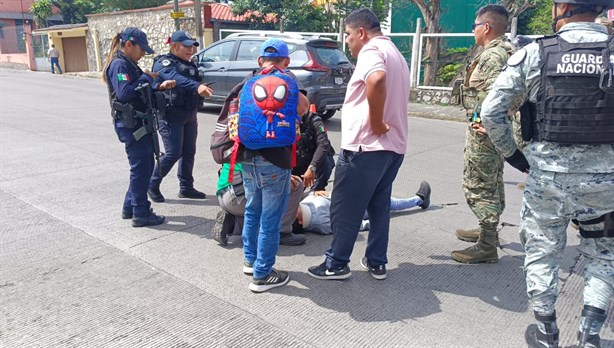 ¡No la vio! Motociclista es atropellada por un automóvil en Córdoba