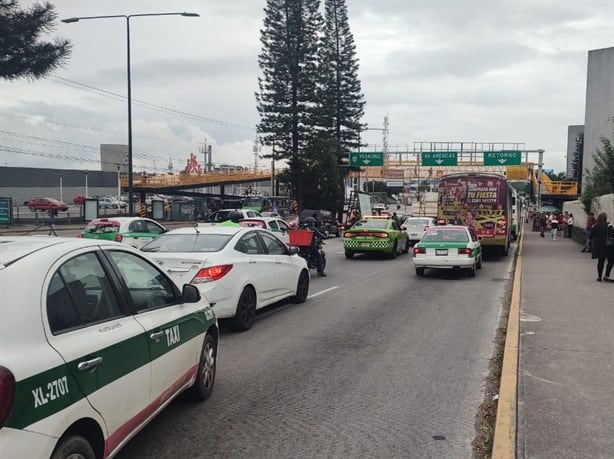 ¡Se quiso pasar de listo! Conductor arrolla a un agente de tránsito en avenida principal de Xalapa