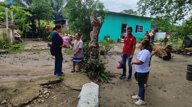 Autoridades de Moloacán llevan apoyos a familias damnificadas por las intensas lluvias