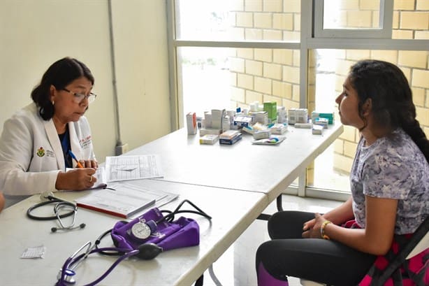 Llevan alimentos calientes y atención médica a zonas afectadas de Coatzacoalcos | VIDEO