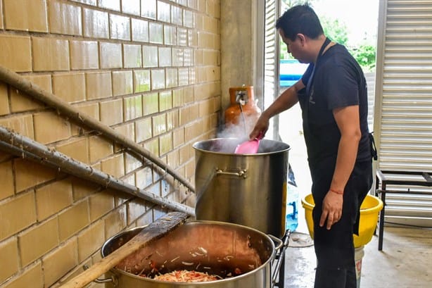 Llevan alimentos calientes y atención médica a zonas afectadas de Coatzacoalcos | VIDEO