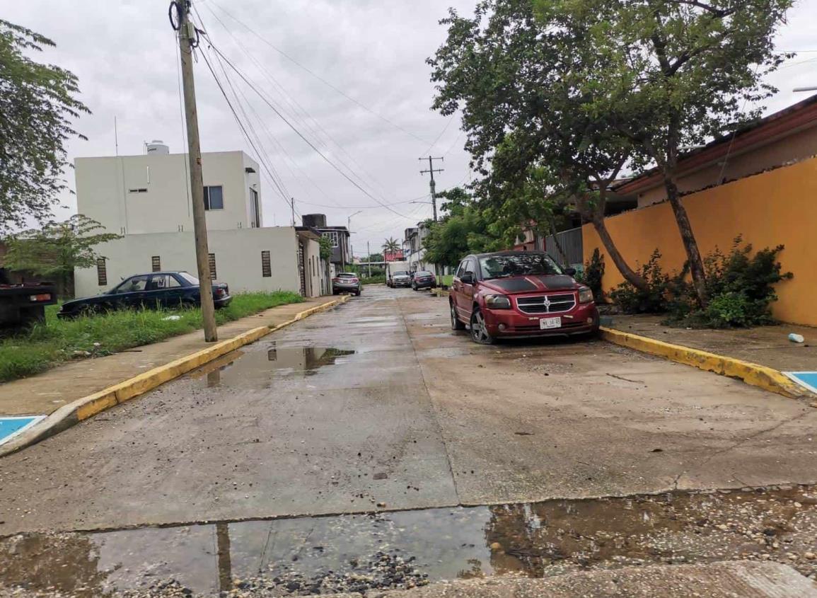 Familias de Nanchital inician limpieza de sus casas tras fuertes lluvias