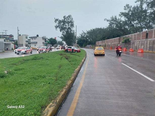 Vuelca taxi en las inmediaciones de la Fiscalía de Playa Linda, en Veracruz