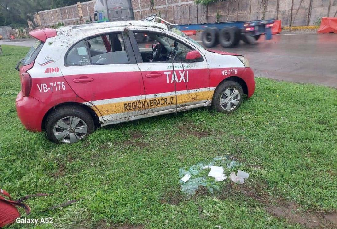 Vuelca taxi en las inmediaciones de la Fiscalía de Playa Linda, en Veracruz