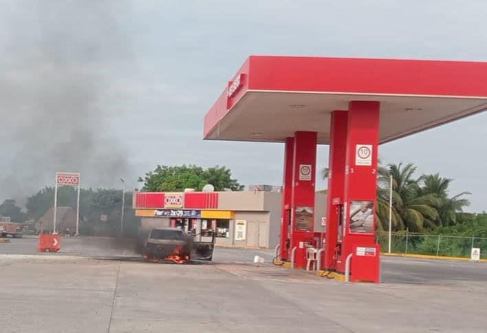 Se incendia camioneta mientras cargaba combustible en gasolinera de Veracruz