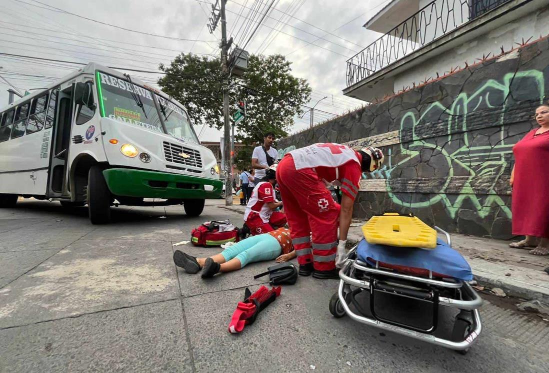 Camión urbano atropella a mujer en el fraccionamiento Virginia, en Boca del Río | VIDEO