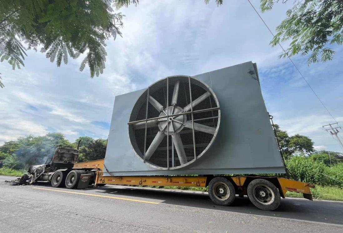 Se incendia tráiler que transportaba gigantesca maquinaria en Cotaxtla