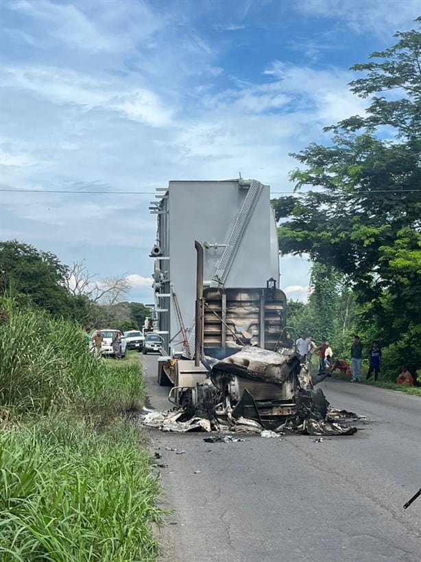 Se incendia tráiler que transportaba gigantesca maquinaria en Cotaxtla