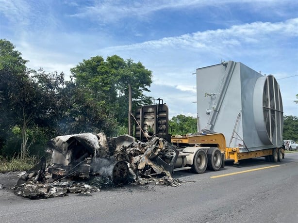 Se incendia tráiler que transportaba gigantesca maquinaria en Cotaxtla