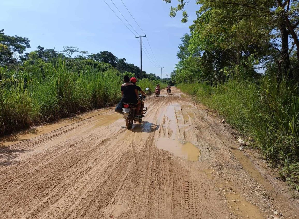 Claman reparación en vialidades de área rural de Minatitlán, conductores están expuestos