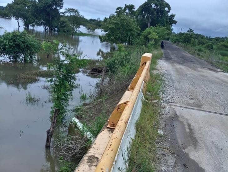 Vecinos de zona rural de Las Choapas advierten sobre crecida de arroyos cerca de esta carretera