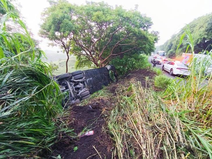 Autobús de pasajeros vuelca en San Andrés Tuxtla