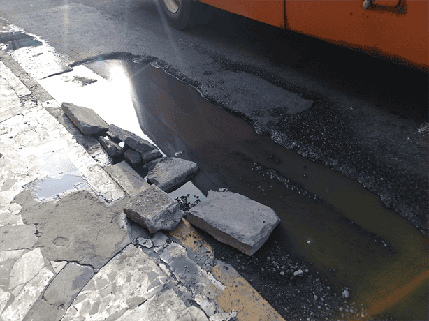 Bache en pleno Centro Histórico de Veracruz afecta a vehículos y peatones