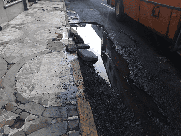 Bache en pleno Centro Histórico de Veracruz afecta a vehículos y peatones