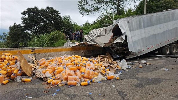 Vuelca tráiler con jugos en autopista Puebla-Orizaba; vialidad cerrada