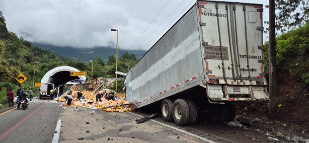 Vuelca tráiler con jugos en autopista Puebla-Orizaba; vialidad cerrada